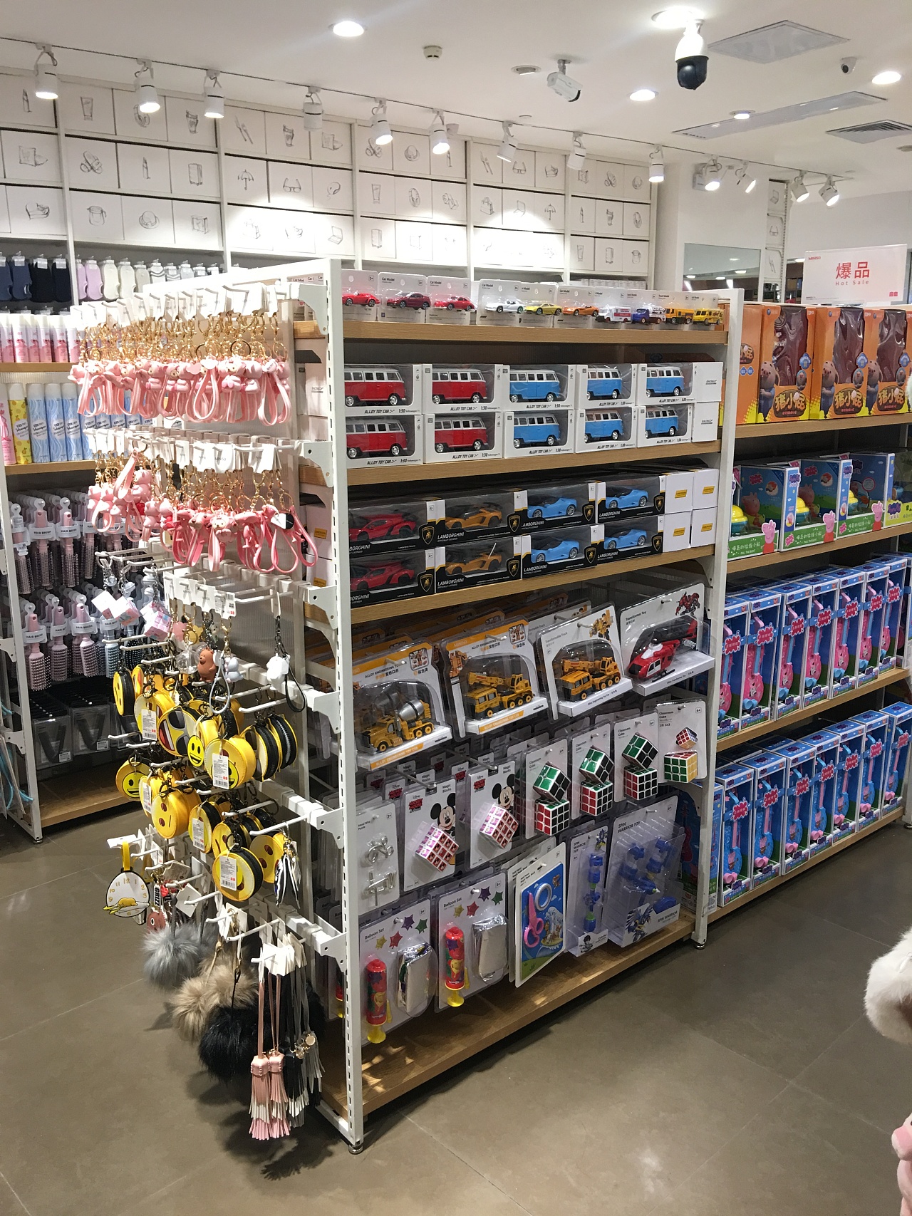名創(chuàng)優(yōu)品、諾米（Nome）百貨店開店籌備全攻略 廣州貨架廠家的關(guān)鍵角色